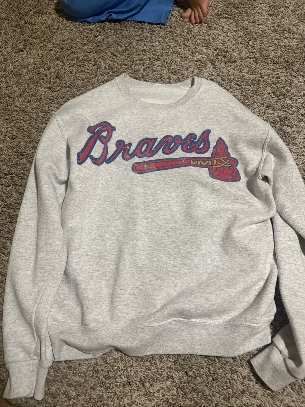 Braves Logo Crewneck Sweatshirt - Light Gray